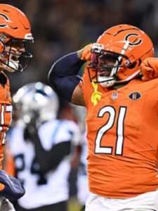 Chicago Bears running back D'Onta Foreman (21) celebrates his touchdownwith quarterback Tyson Bagent (17).